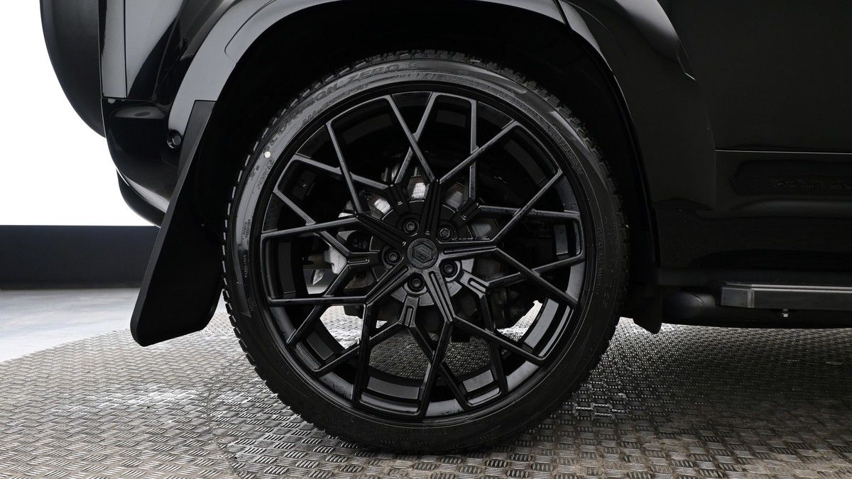 Land Rover Defender 110 Image 9