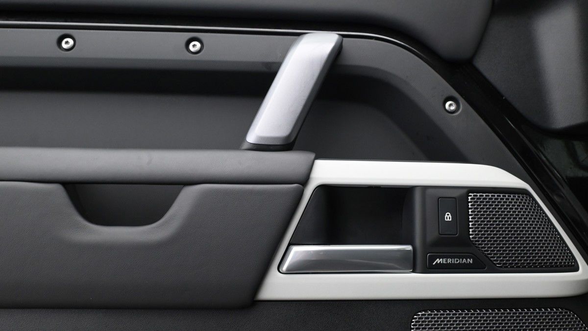 Land Rover Defender 110 Image 12