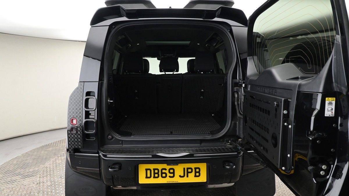 Land Rover Defender 110 Image 10