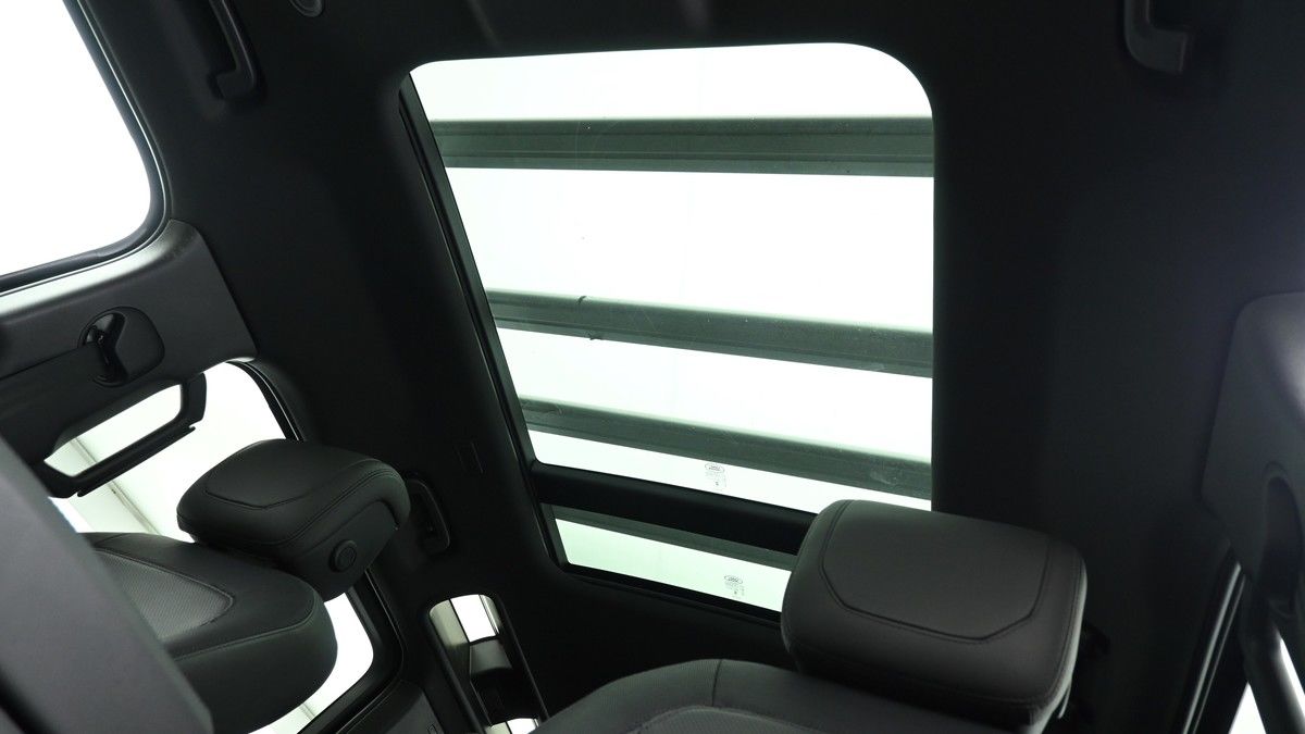 Land Rover Defender 110 Image 2