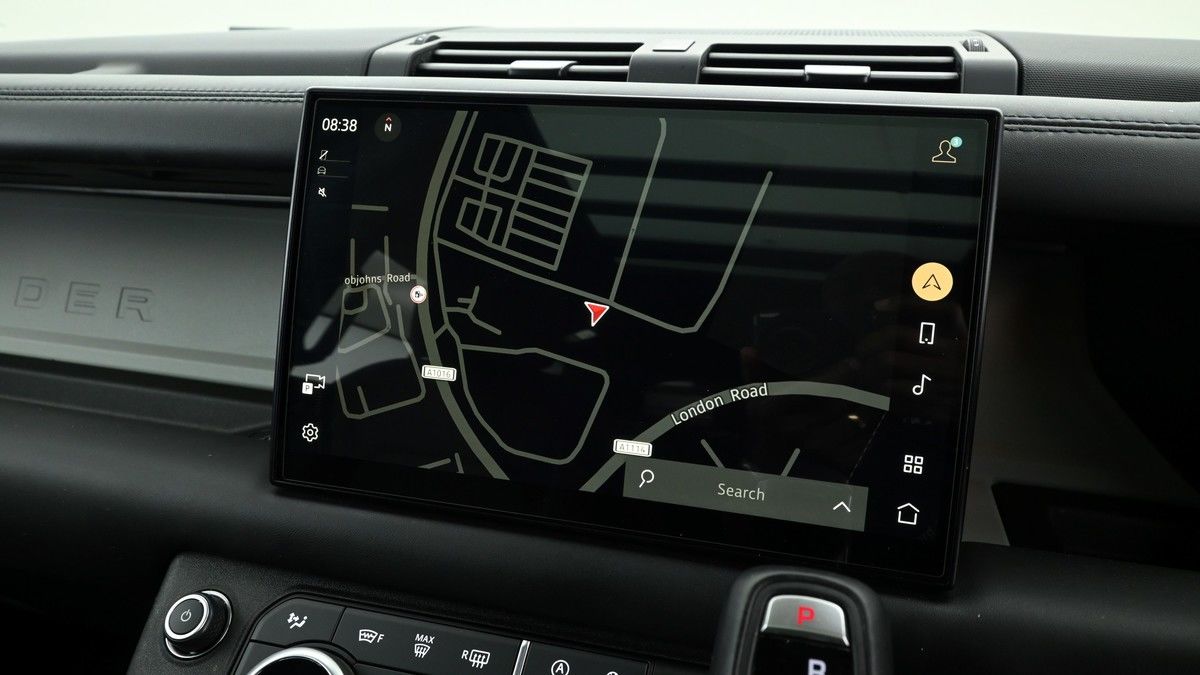 Land Rover Defender 110 Image 11