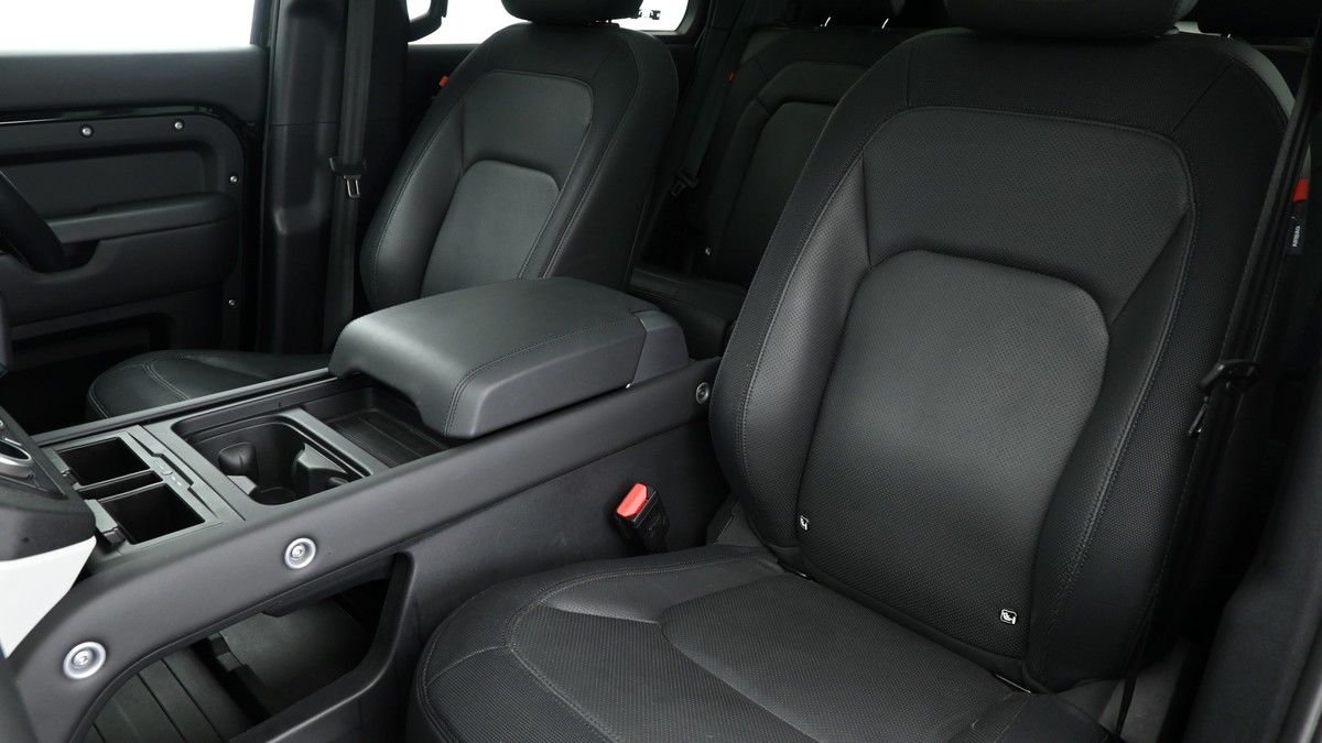 Land Rover Defender 110 Image 4