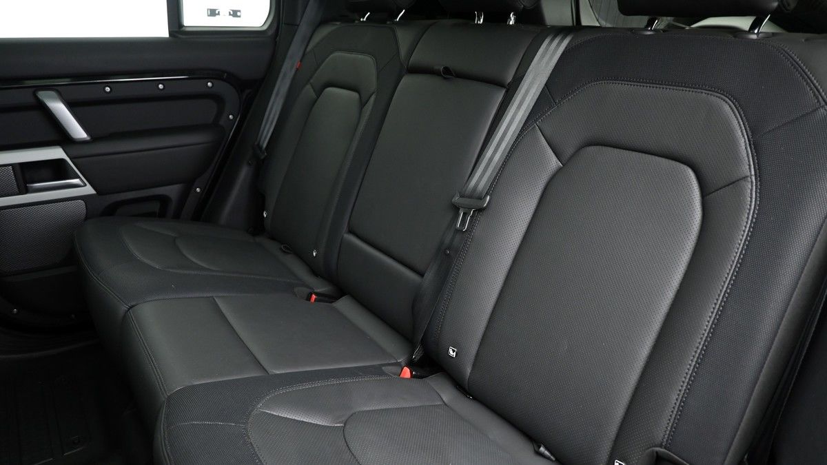 Land Rover Defender 110 Image 5