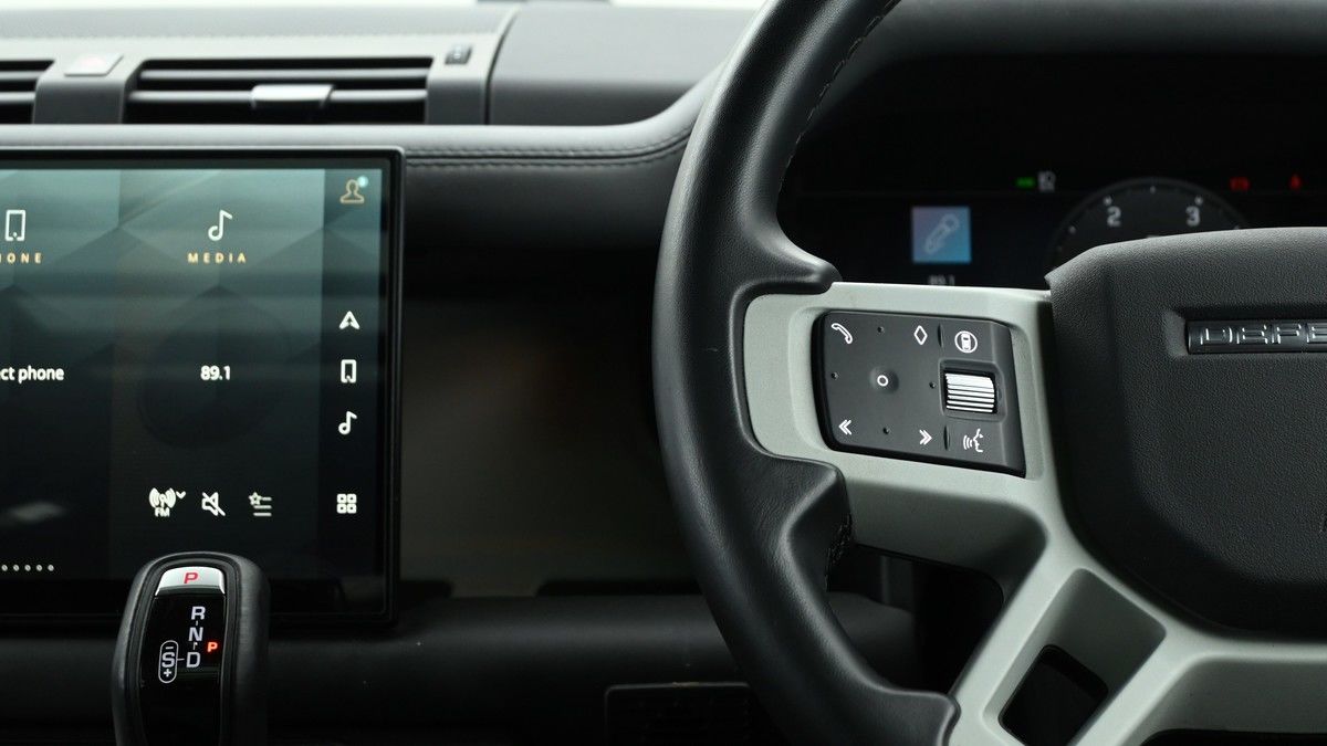 Land Rover Defender 110 Image 15