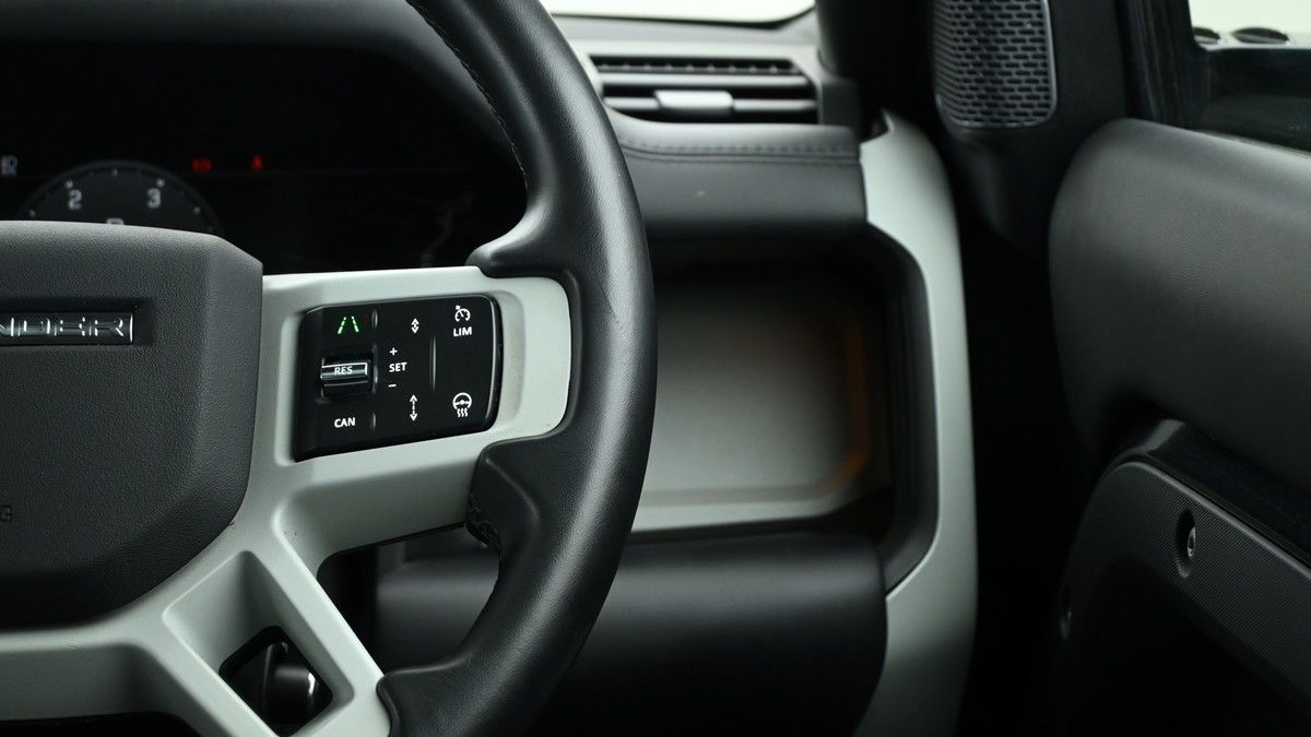 Land Rover Defender 110 Image 16