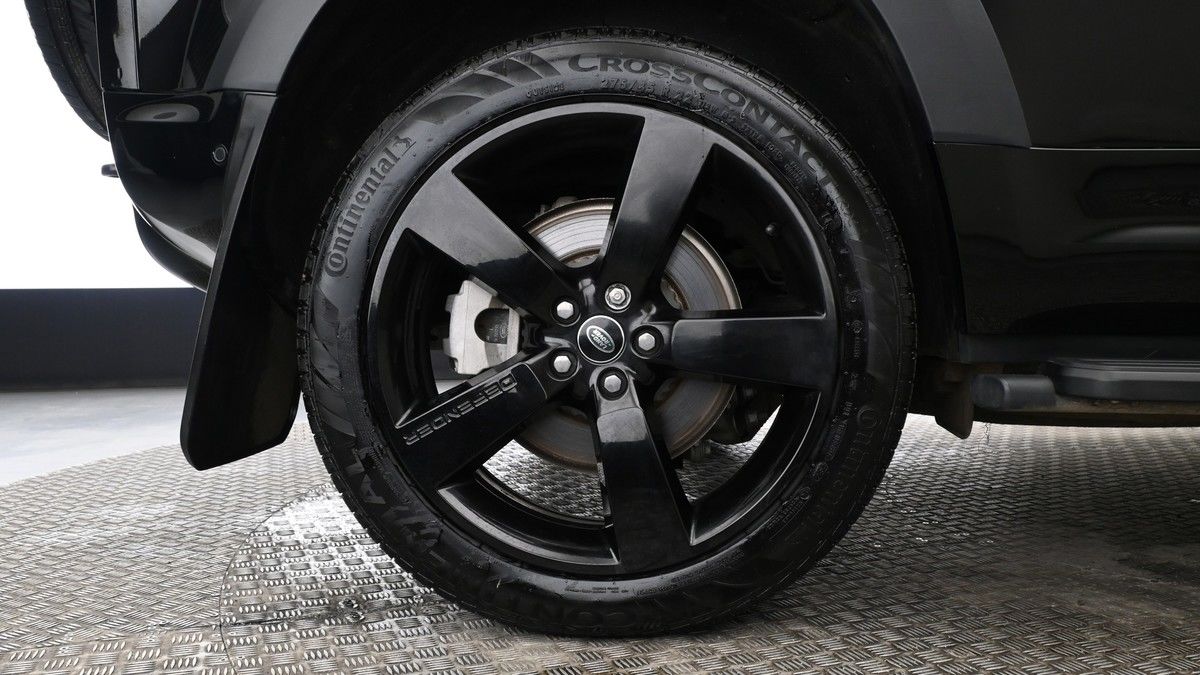 Land Rover Defender 110 Image 9