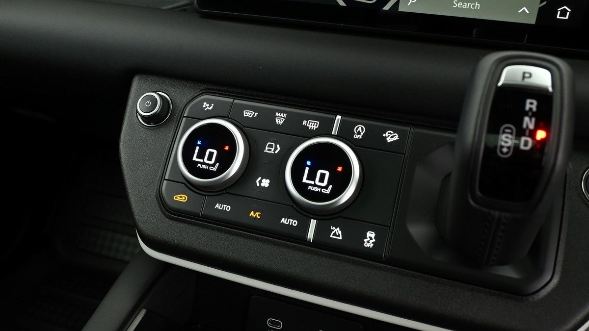 Land Rover Defender 110 Image 12