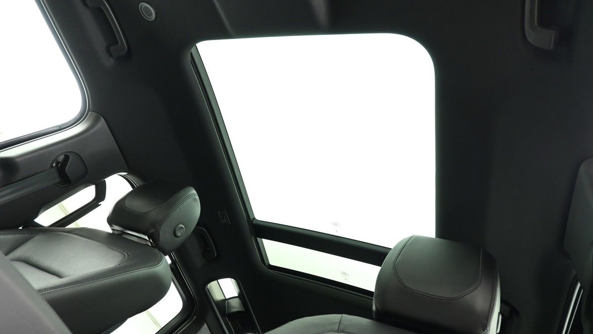 Land Rover Defender 110 Image 2