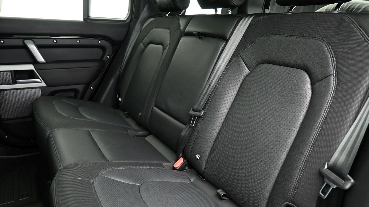 Land Rover Defender 110 Image 5