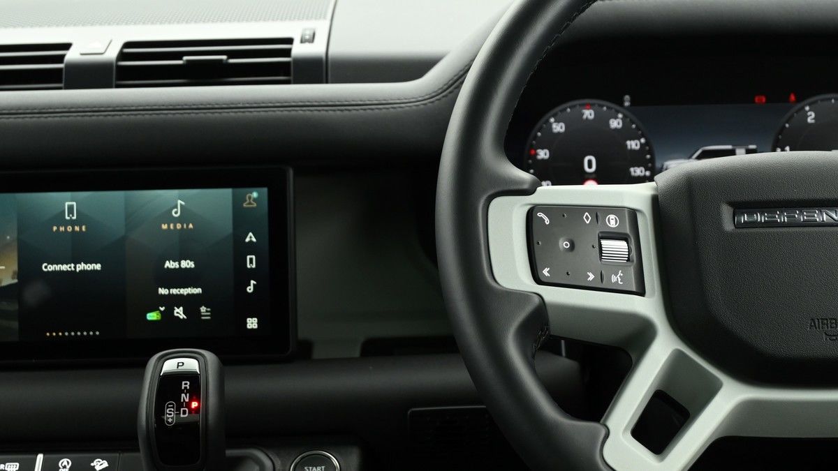 Land Rover Defender 110 Image 15