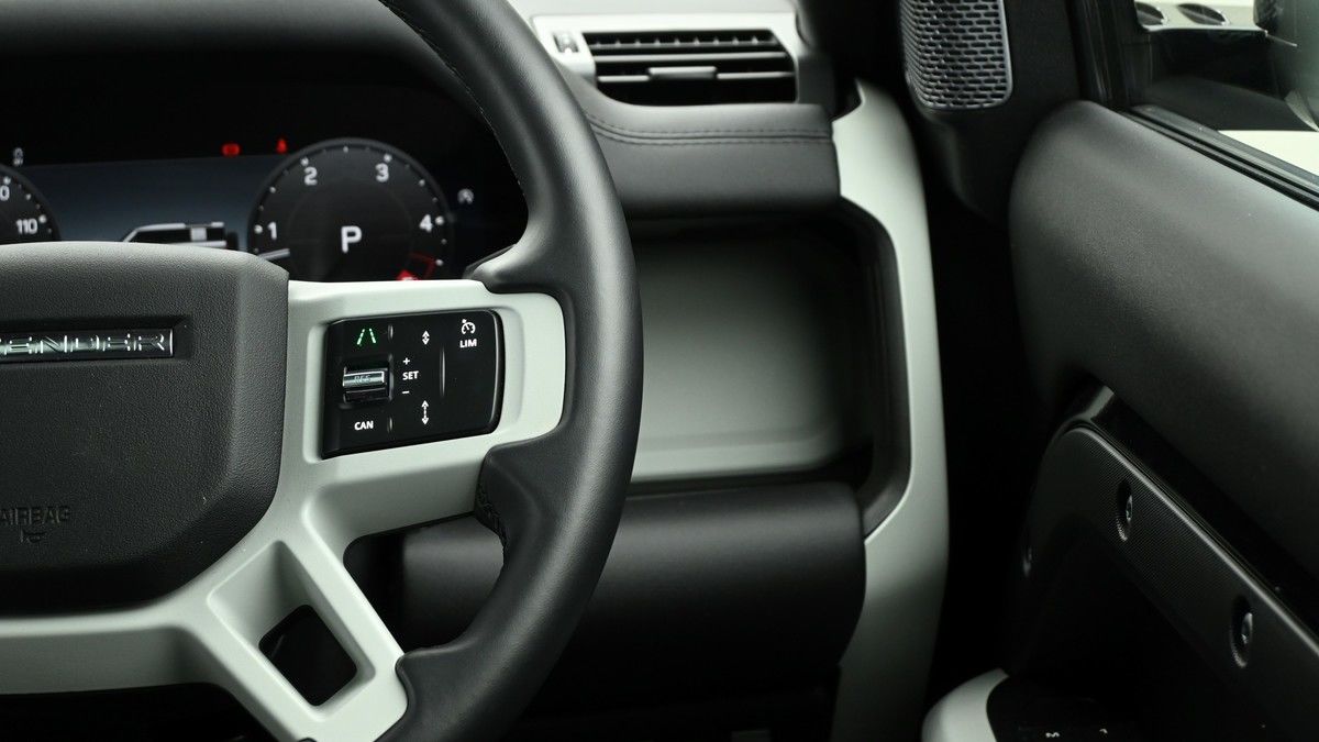 Land Rover Defender 110 Image 16
