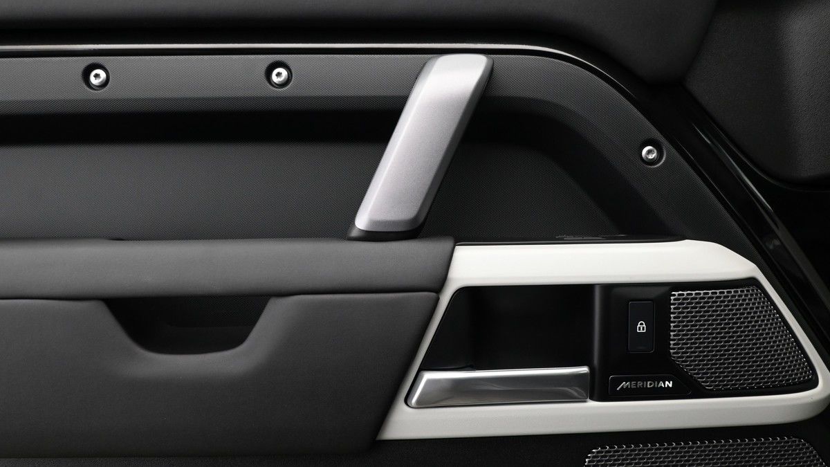 Land Rover Defender 110 Image 13