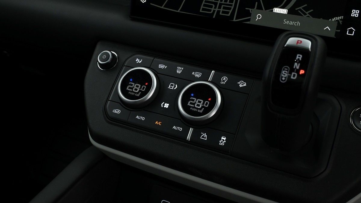 Land Rover Defender 110 Image 12