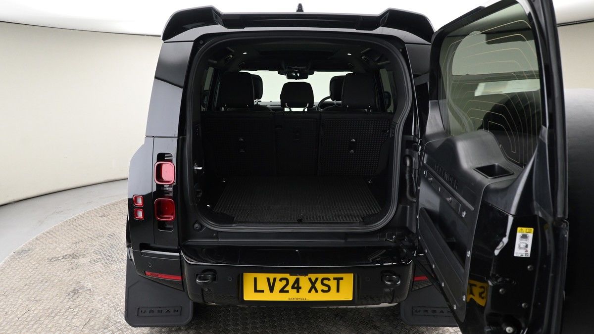 Land Rover Defender 110 Image 10