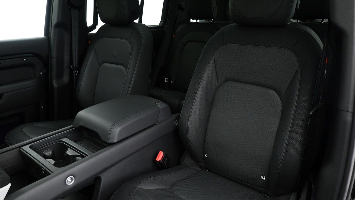 Land Rover Defender 110 Image 4