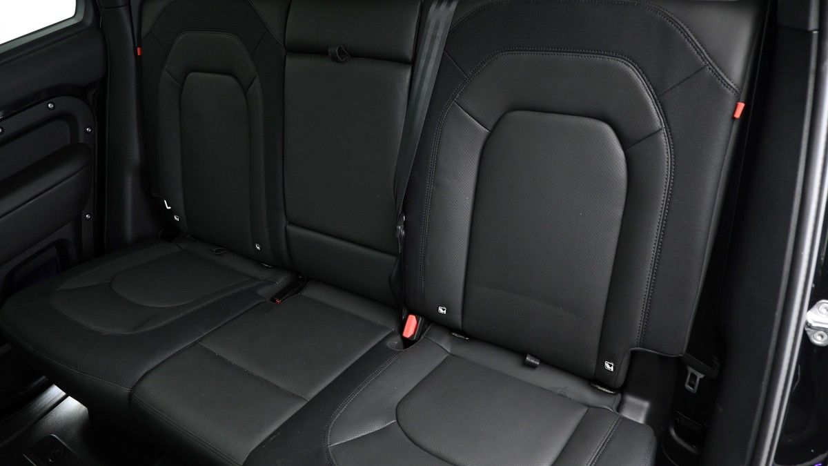 Land Rover Defender 110 Image 5
