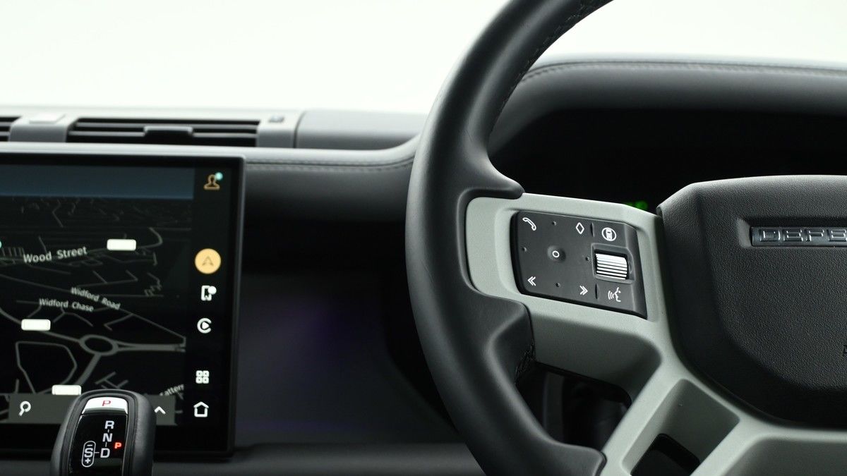Land Rover Defender 110 Image 15