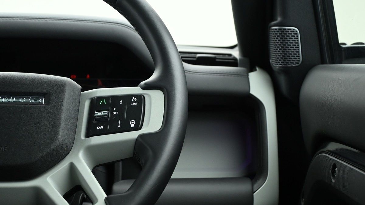 Land Rover Defender 110 Image 16