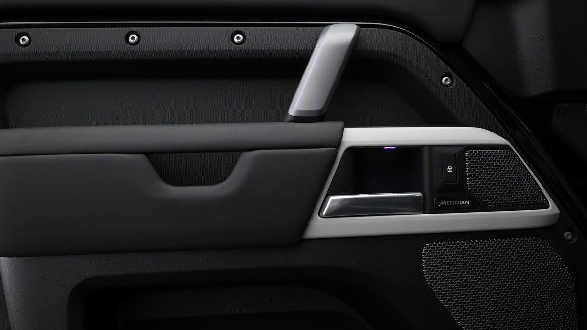 Land Rover Defender 110 Image 13