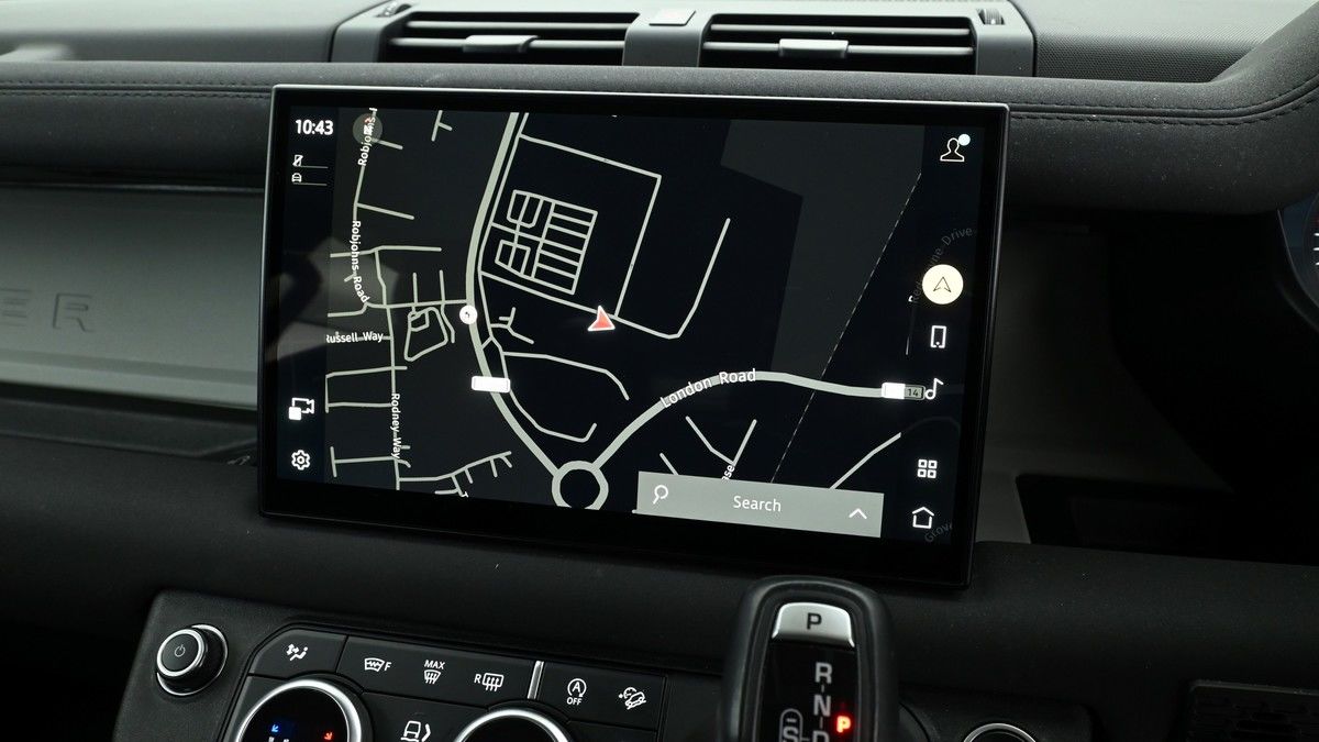Land Rover Defender 110 Image 11