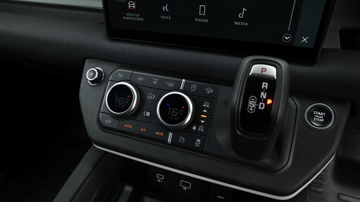 Land Rover Defender 110 Image 12