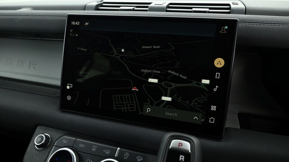 Land Rover Defender 110 Image 11