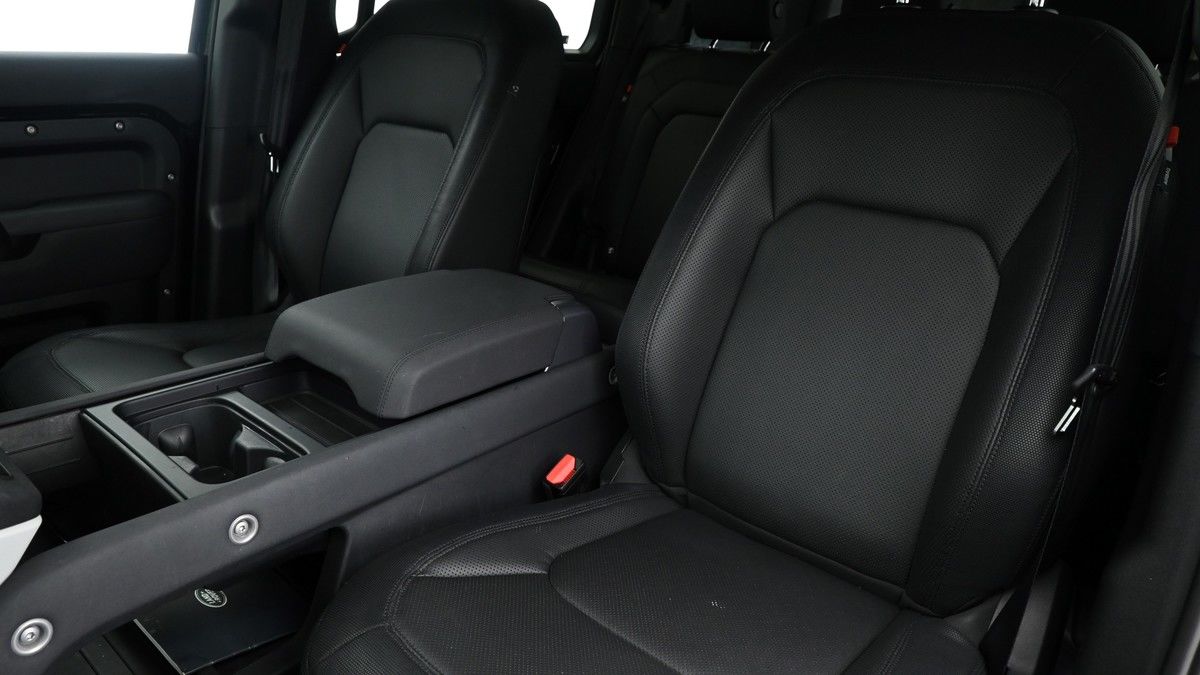 Land Rover Defender 110 Image 4