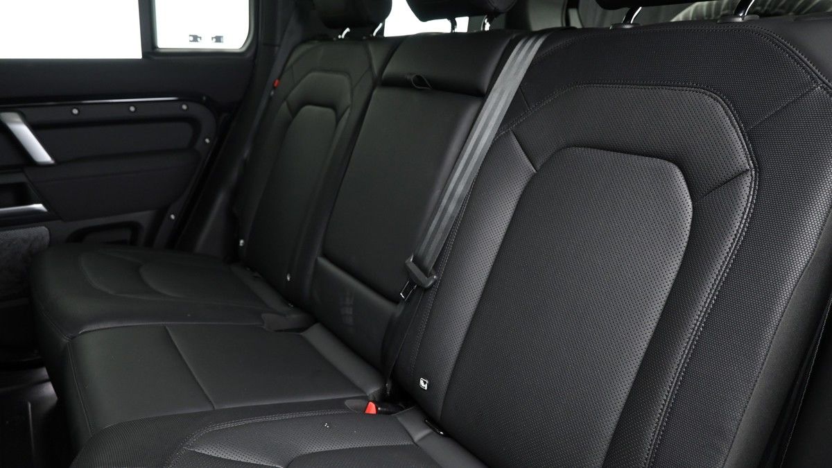 Land Rover Defender 110 Image 5