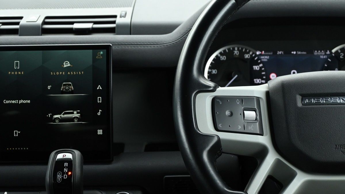 Land Rover Defender 110 Image 15