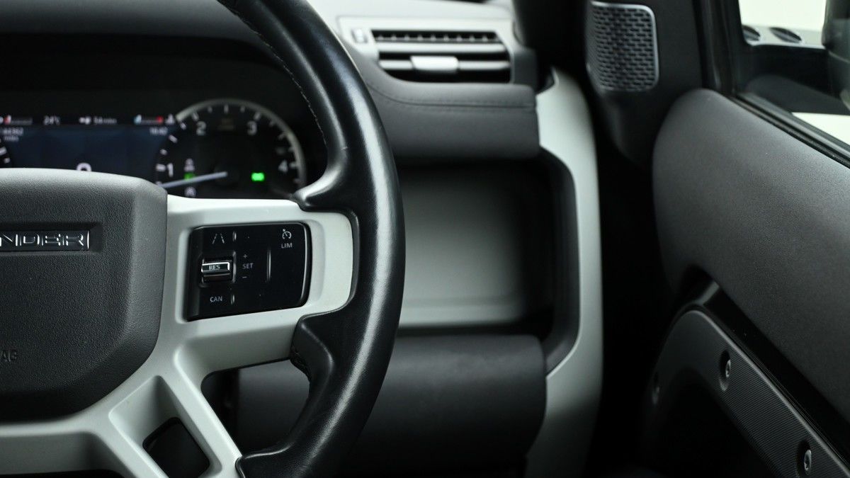 Land Rover Defender 110 Image 16