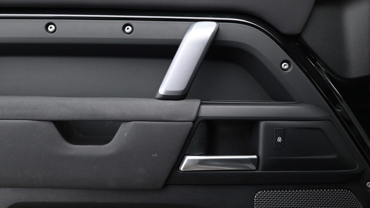 Land Rover Defender 110 Image 13
