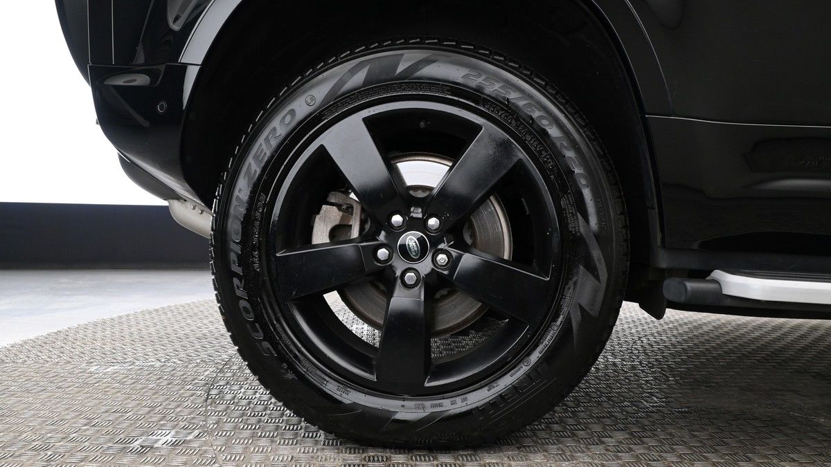 Land Rover Defender 110 Image 9