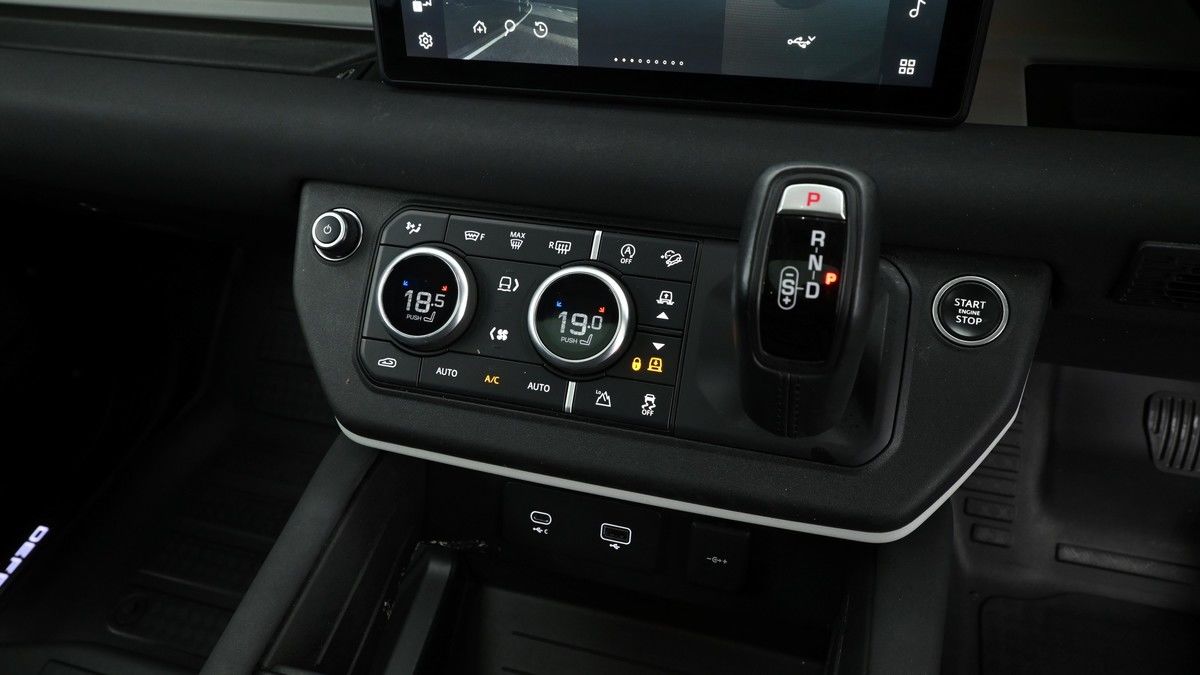 Land Rover Defender 110 Image 12