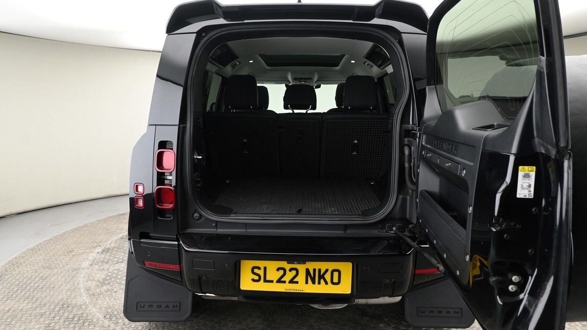 Land Rover Defender 110 Image 10