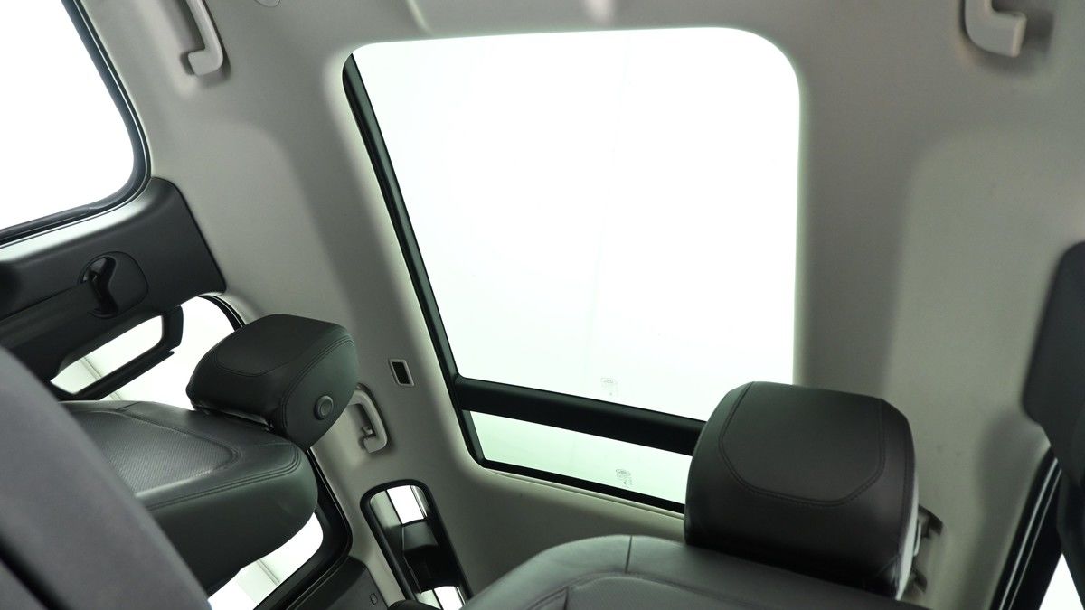 Land Rover Defender 110 Image 2