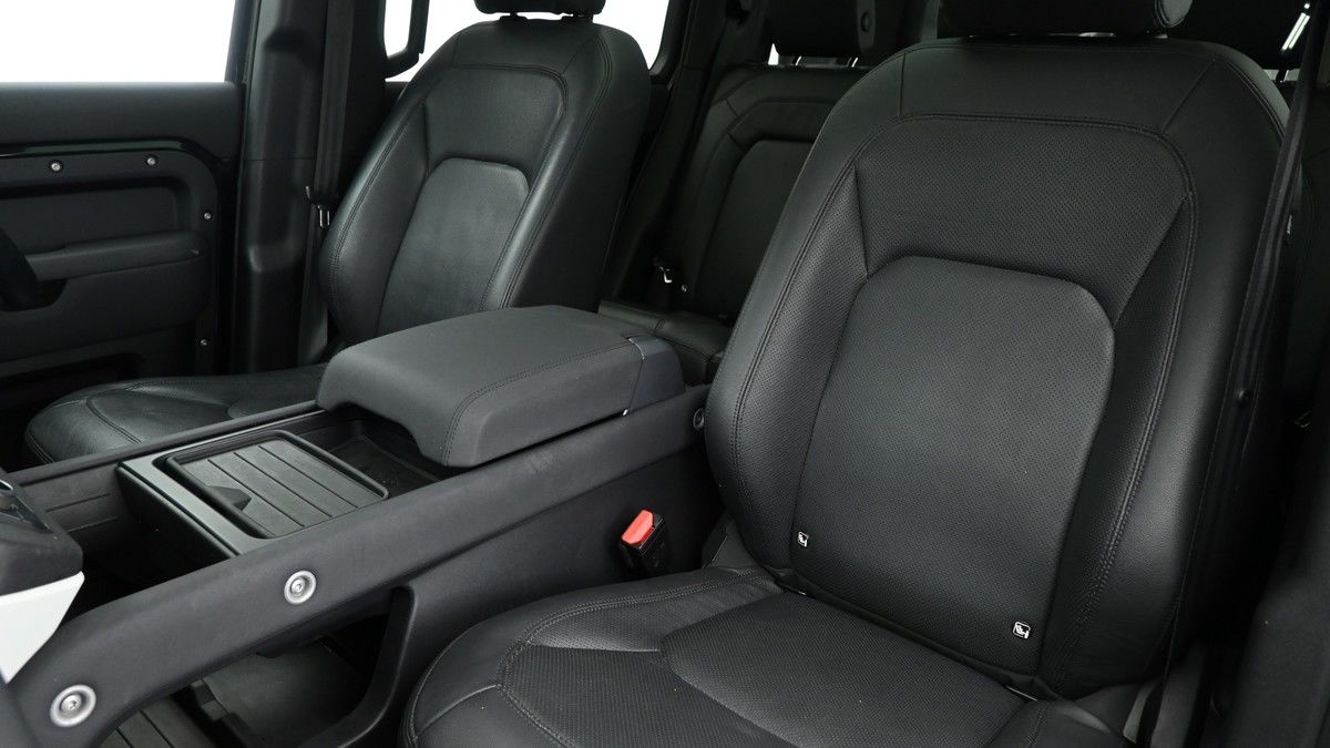 Land Rover Defender 110 Image 4