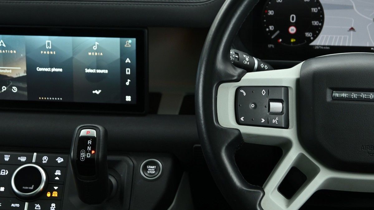 Land Rover Defender 110 Image 15