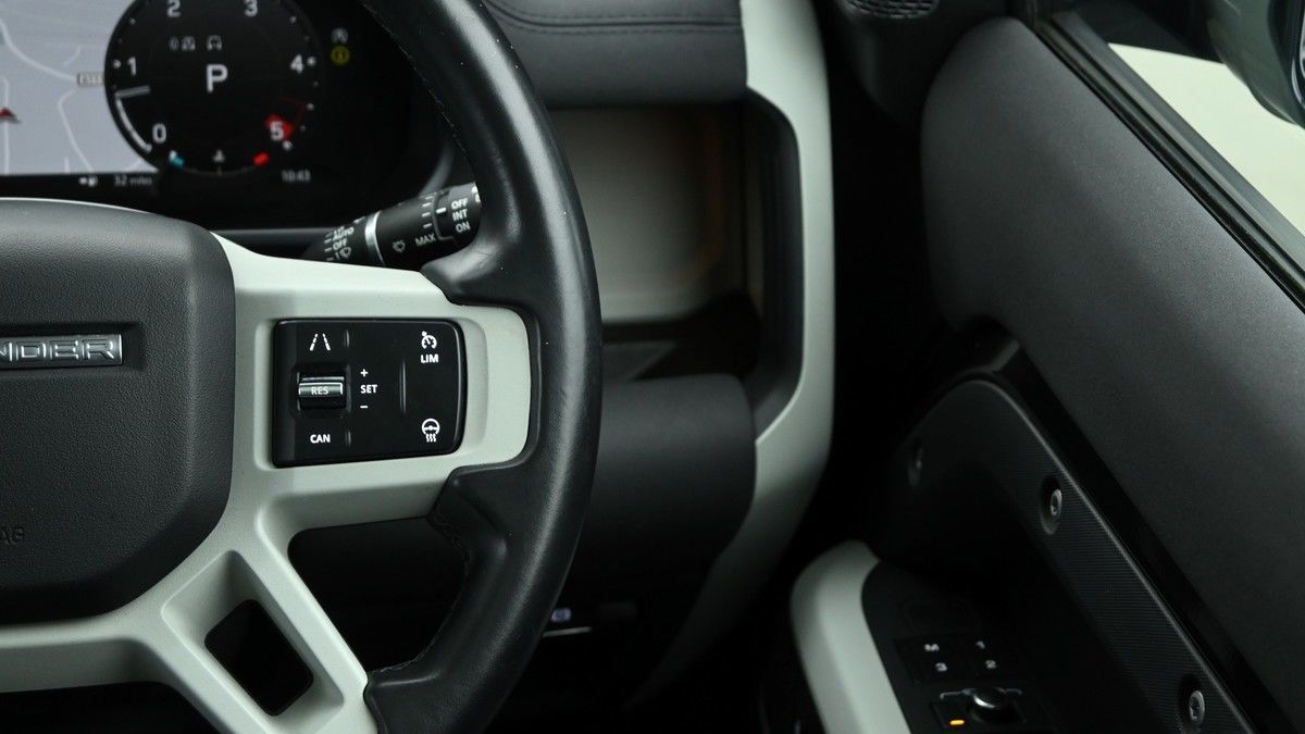 Land Rover Defender 110 Image 16