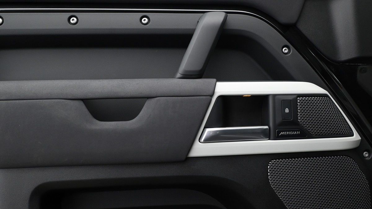 Land Rover Defender 110 Image 13