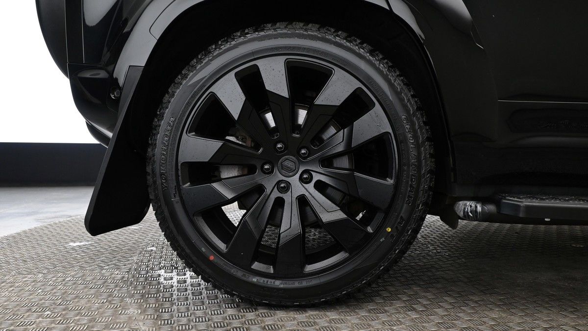 Land Rover Defender 110 Image 9