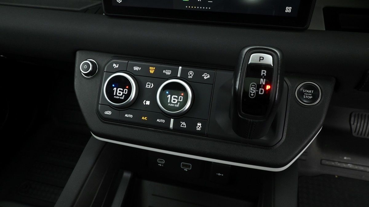 Land Rover Defender 110 Image 12
