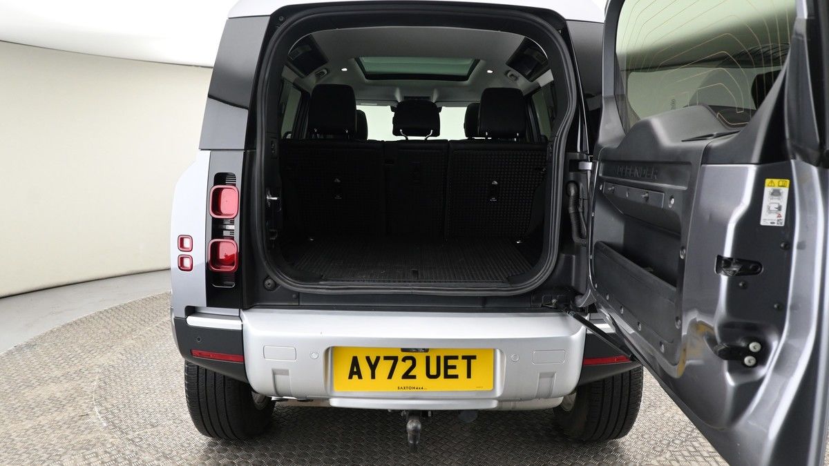 Land Rover Defender 110 Image 10