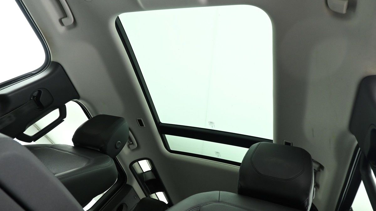 Land Rover Defender 110 Image 2