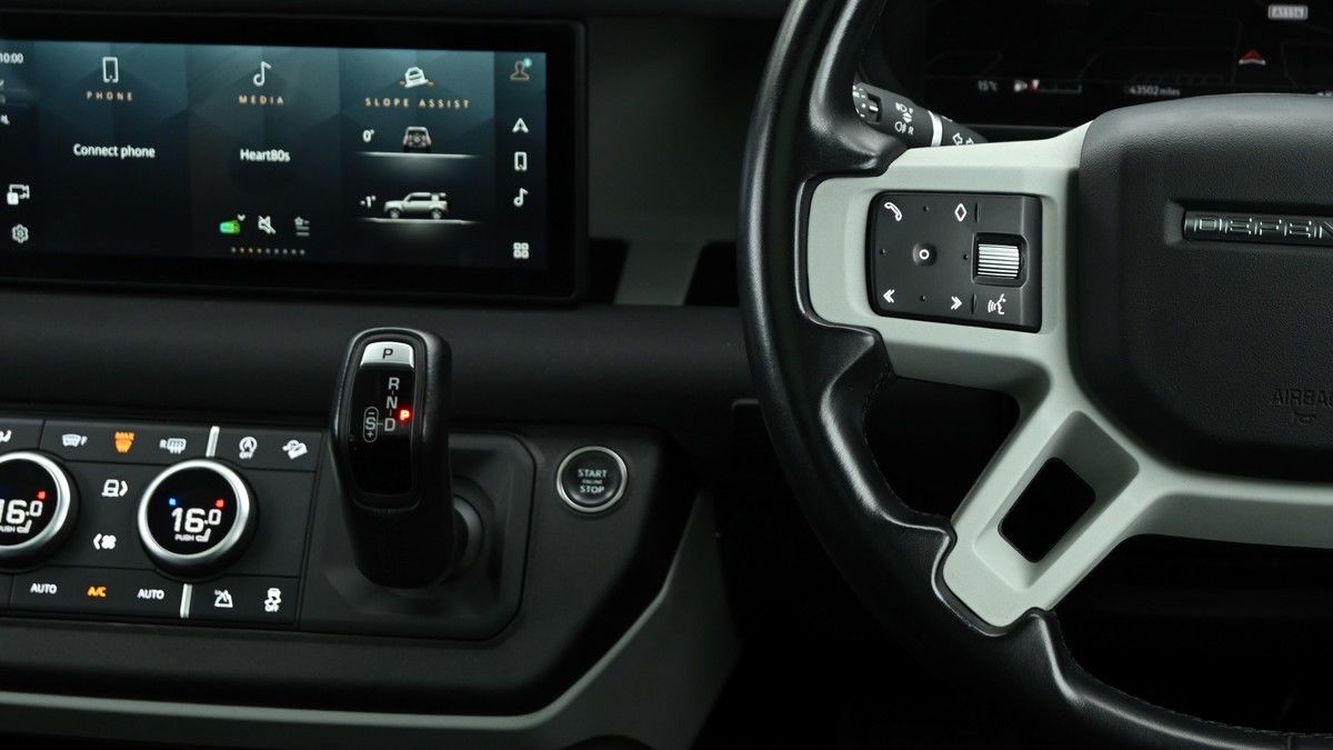 Land Rover Defender 110 Image 15