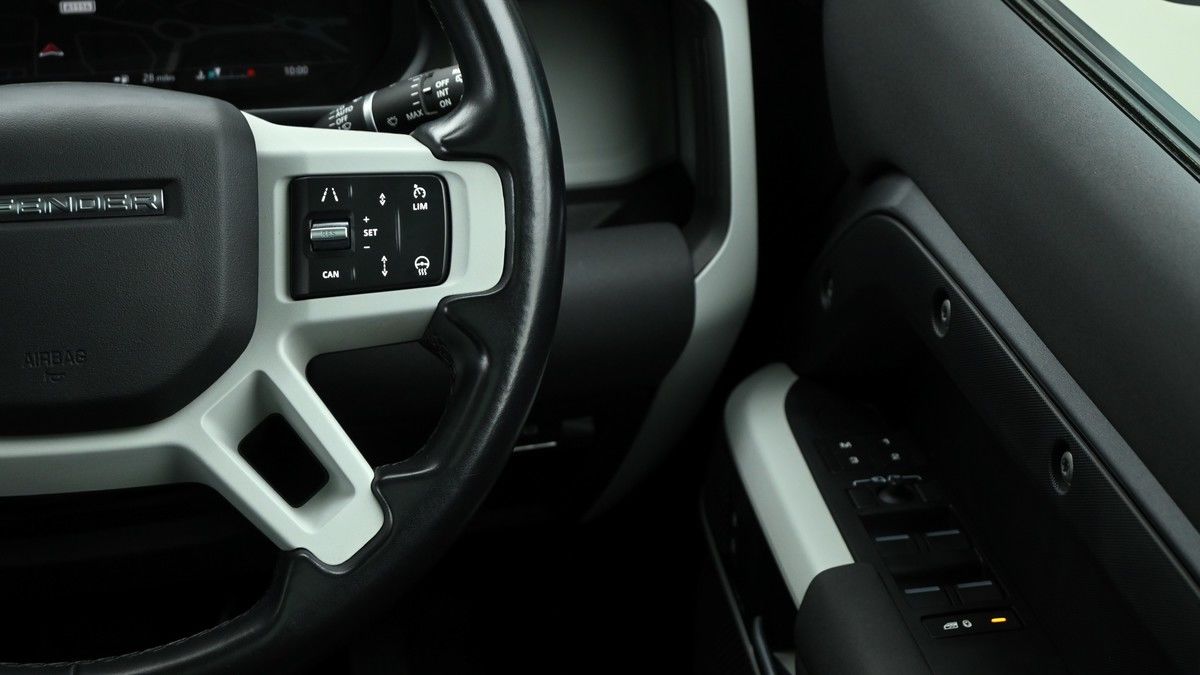 Land Rover Defender 110 Image 16