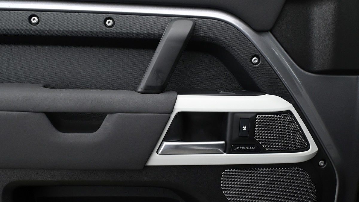 Land Rover Defender 110 Image 13
