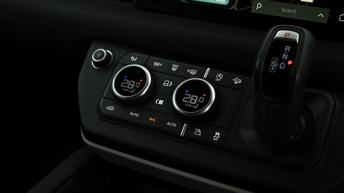 Land Rover Defender 110 Image 11