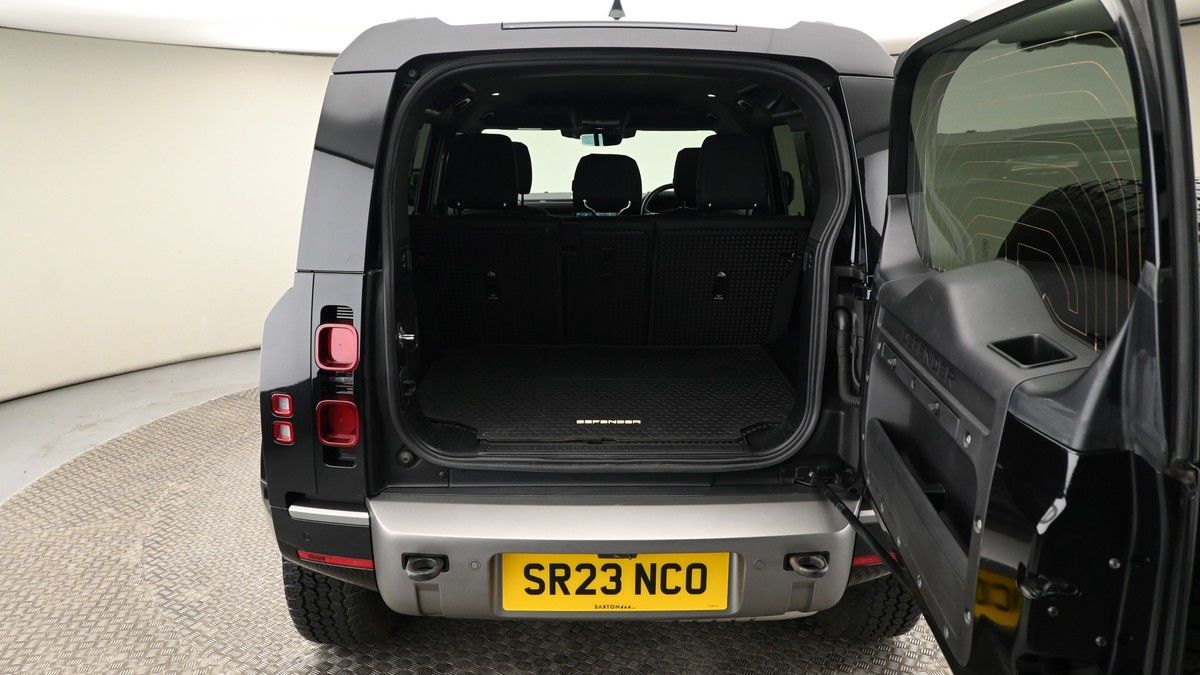 Land Rover Defender 110 Image 9