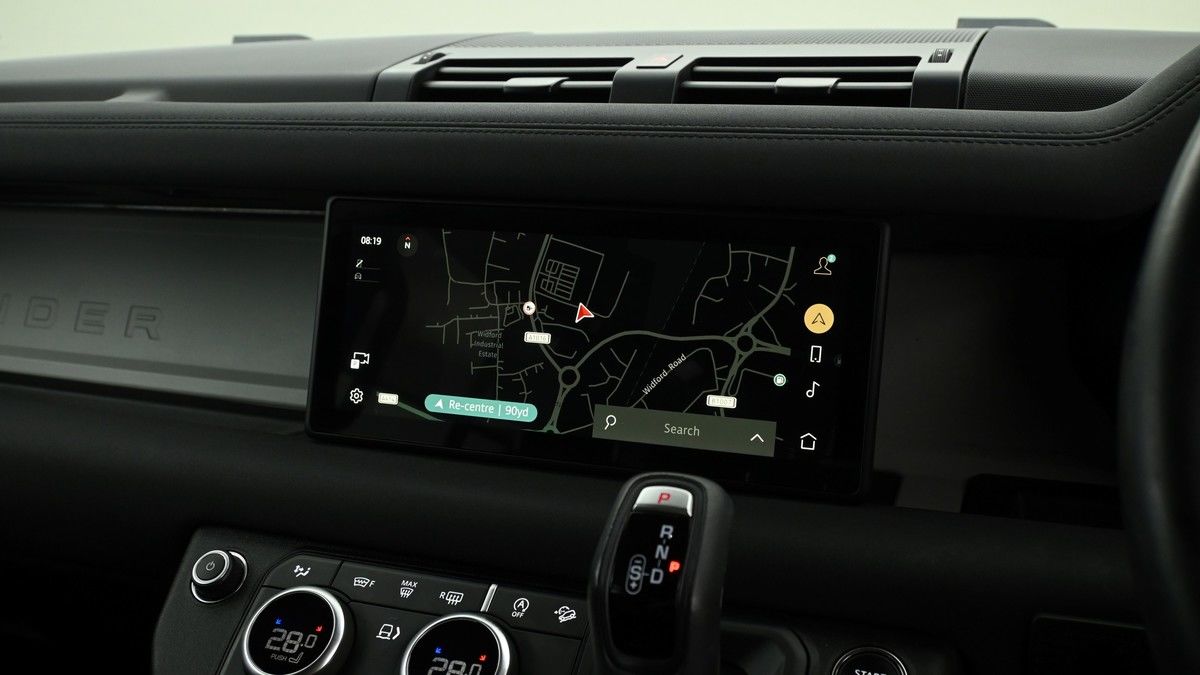 Land Rover Defender 110 Image 10