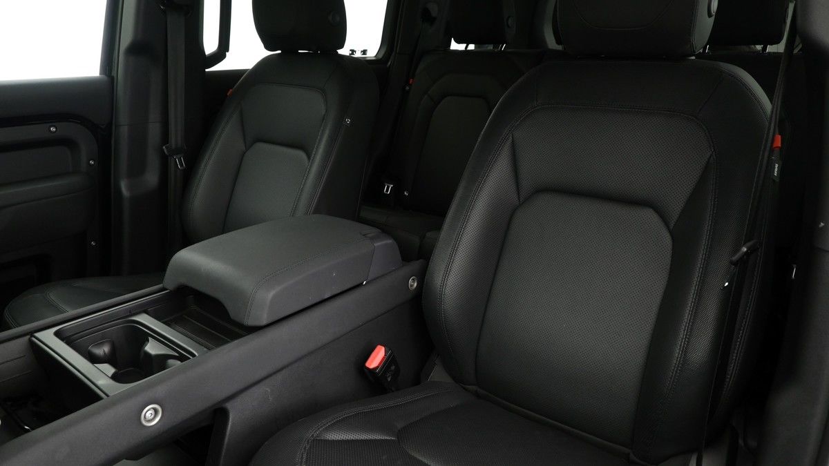 Land Rover Defender 110 Image 3